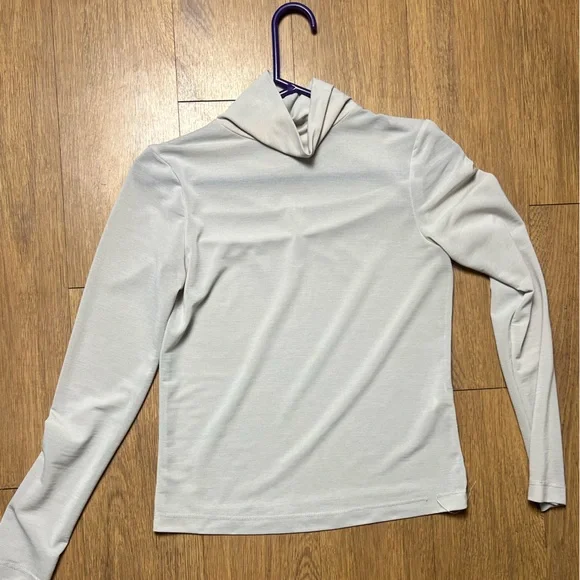 Elegant Light Gray Long Sleeve Top - Picture 1 of 3